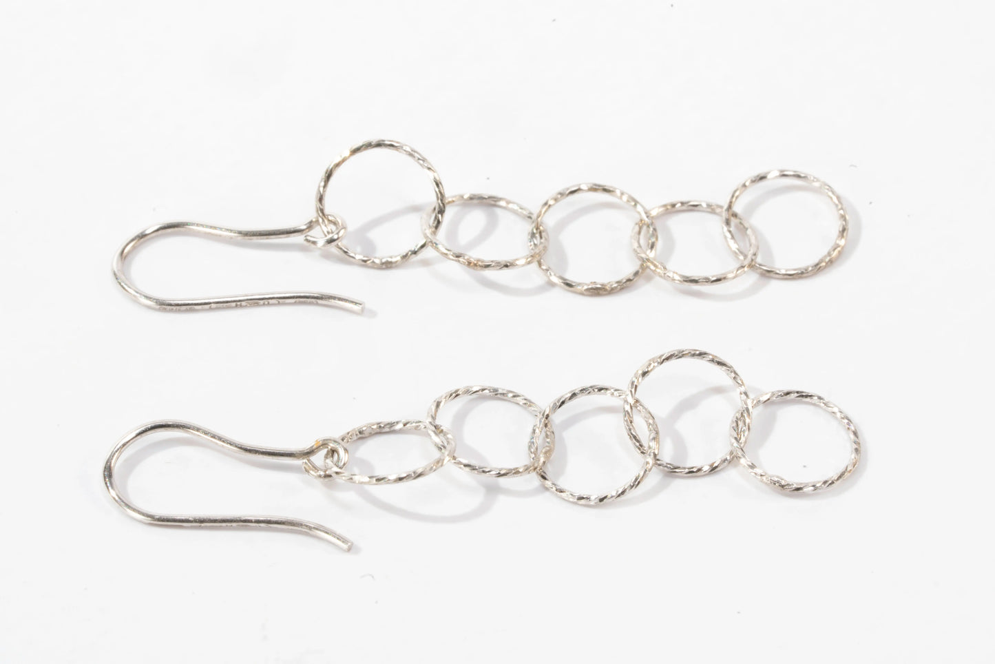 Boucles d'oreilles dormeuses en Argent avec 5 anneaux légèrement marqués Ma boutique
