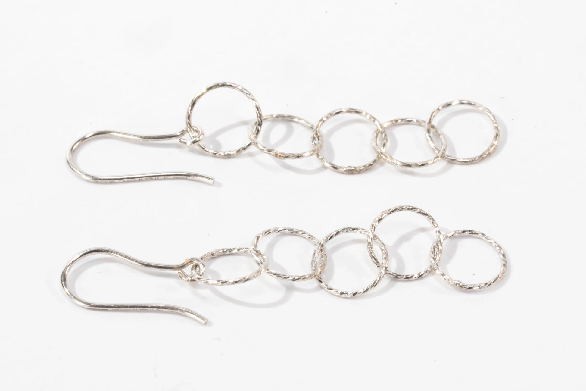 Boucles d'oreilles dormeuses en Argent avec 5 anneaux légèrement marqués Ma boutique