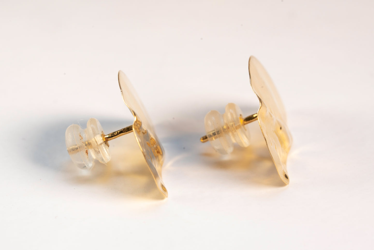 Puces d'Oreilles Sculpturales Demi-Lune en Or Texturé