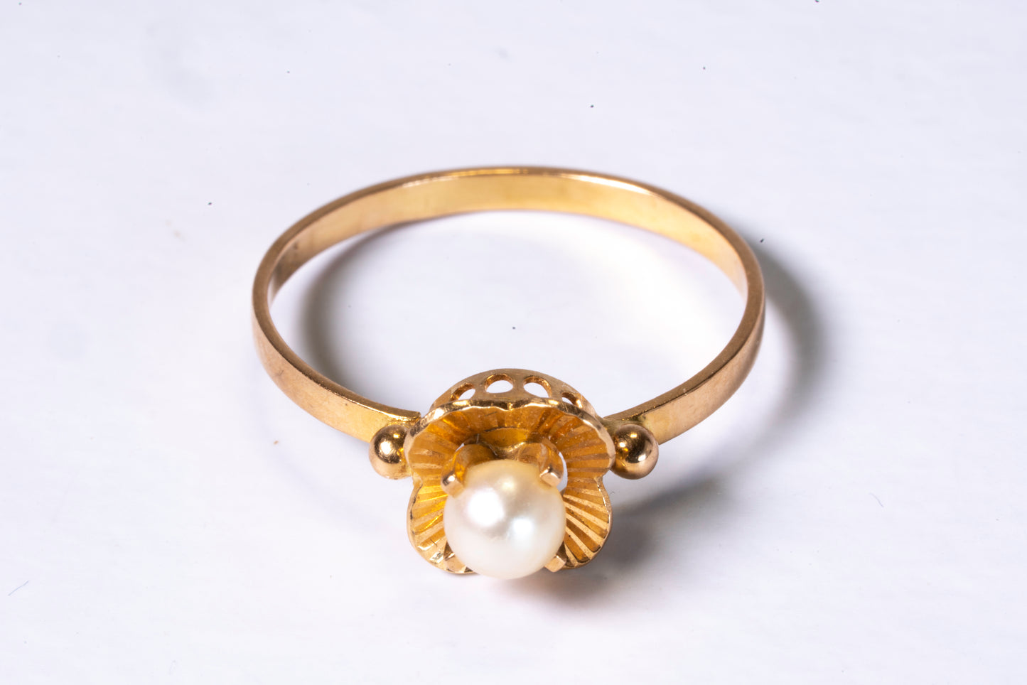 Bague Jonc Or Jaune 18K et Perle de Culture – Motif Floral