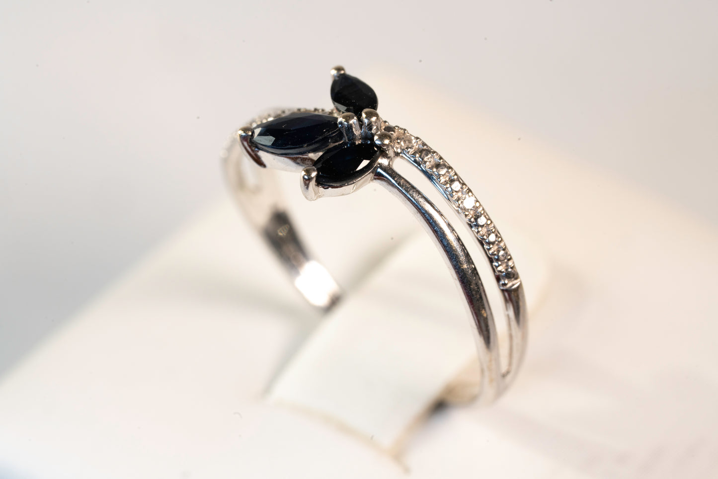 Bague Or Blanc 9K Saphirs Marquise et Oxydes de Zirconium