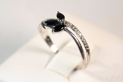 Bague Or Blanc 9K Saphirs Marquise et Oxydes de Zirconium