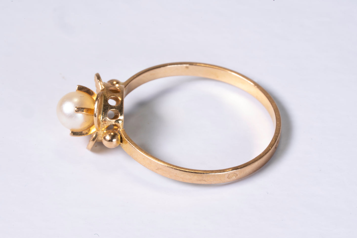 Bague Jonc Or Jaune 18K et Perle de Culture – Motif Floral