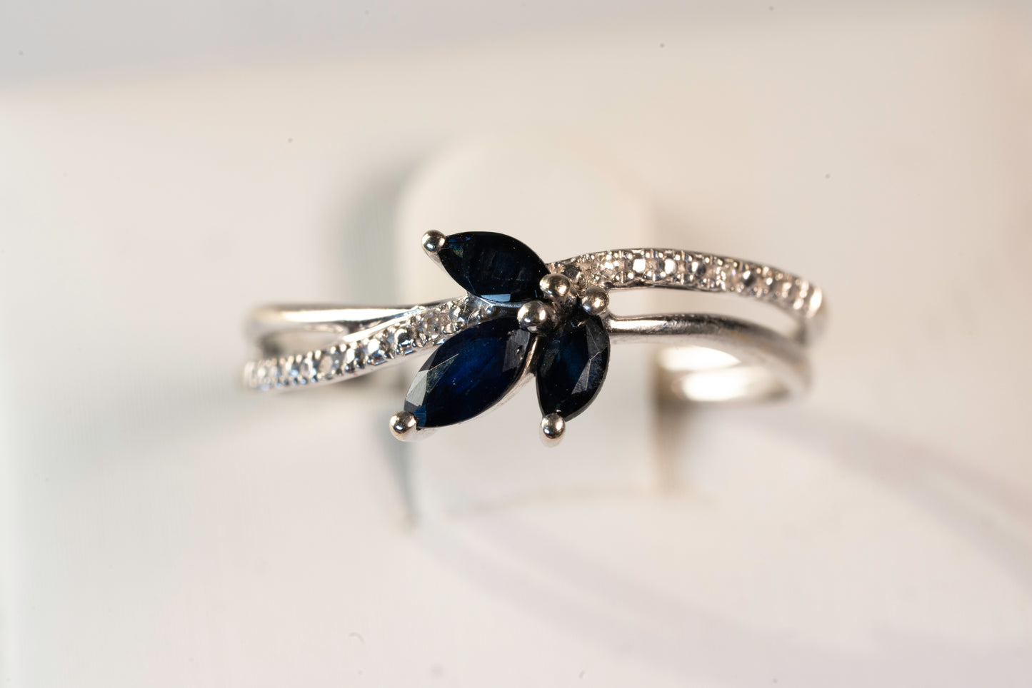 Bague Or Blanc 9K Saphirs Marquise et Oxydes de Zirconium
