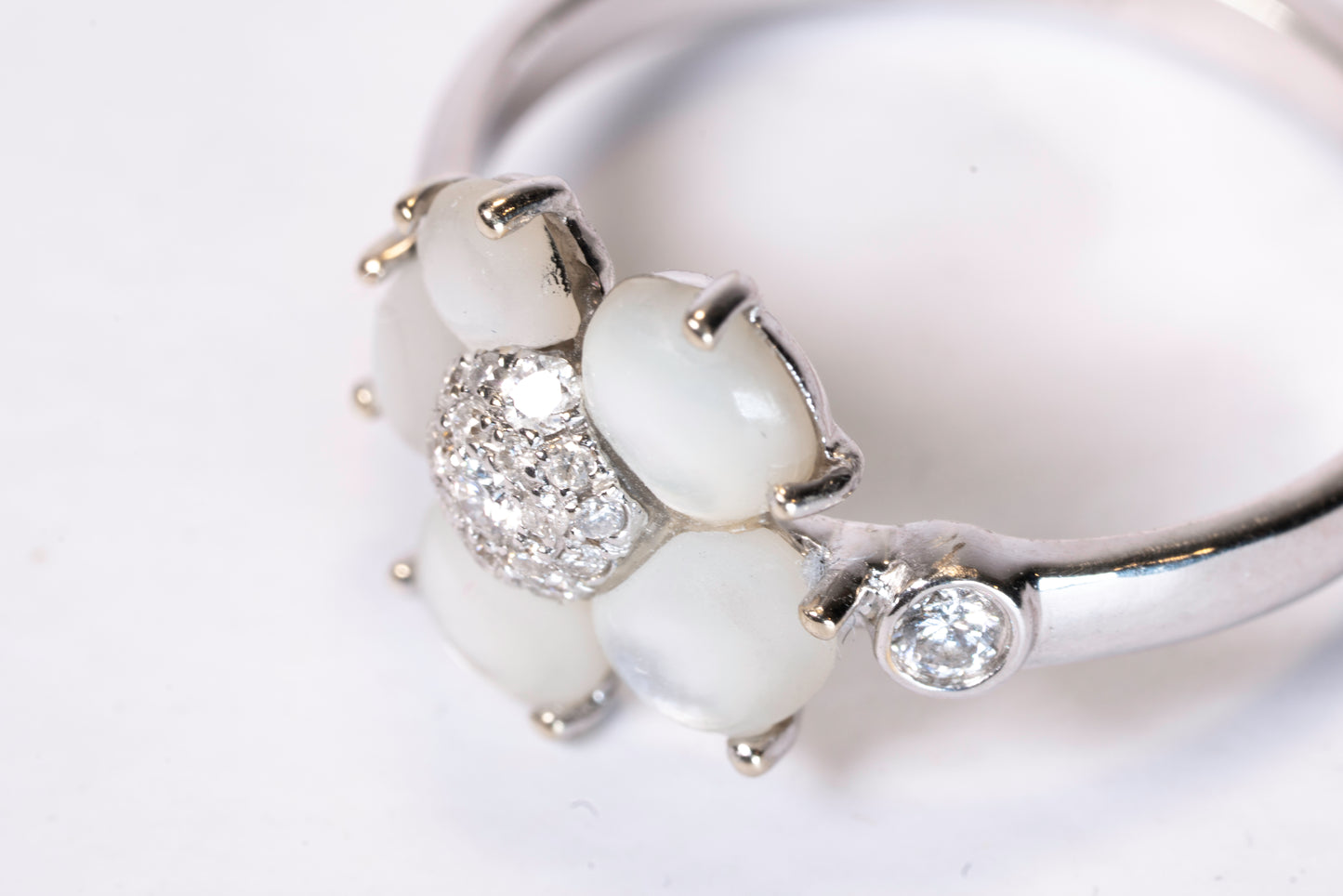 Bague Mauboussin Éternité Tendresse – Or Blanc, Nacre et Diamants