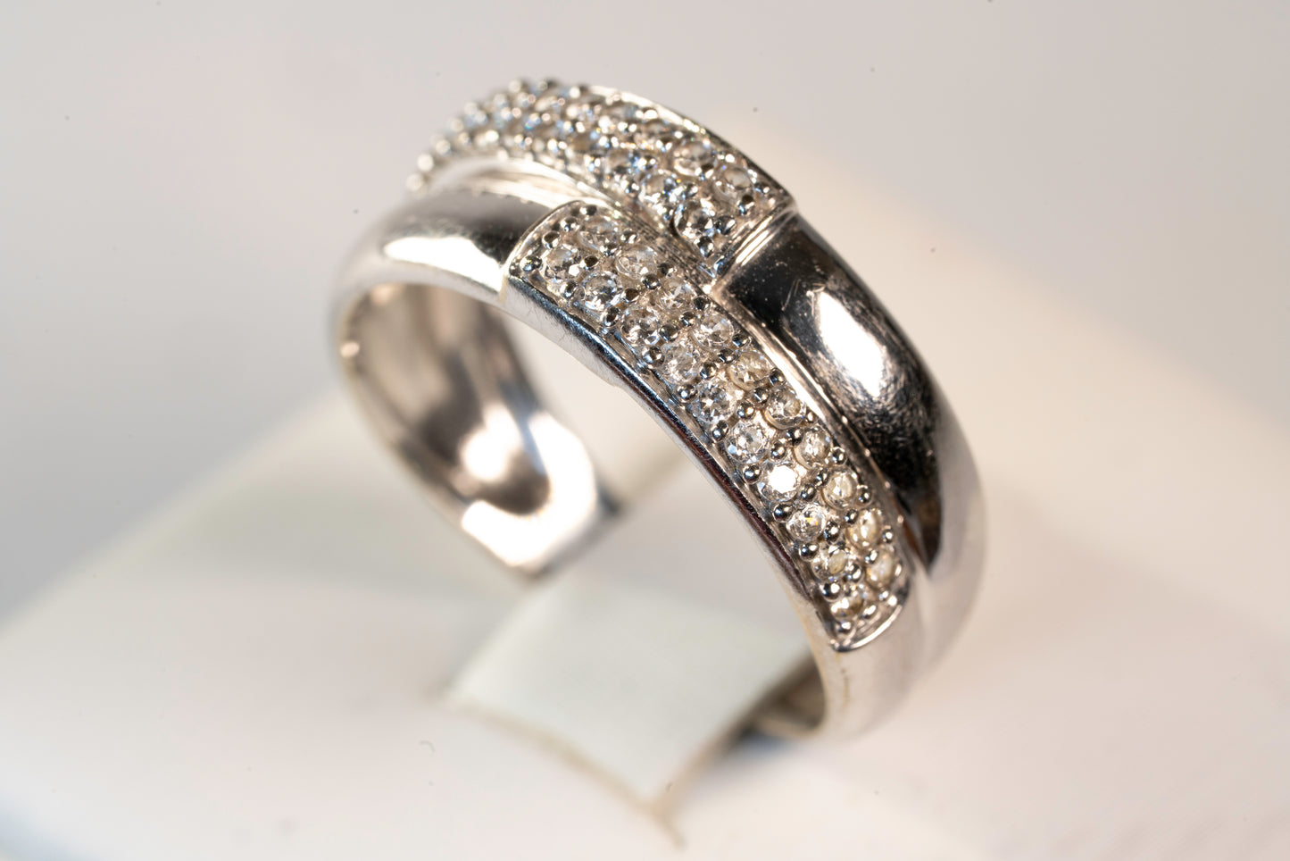 Bague Croisée Or Blanc Pavage Oxydes de Zirconium