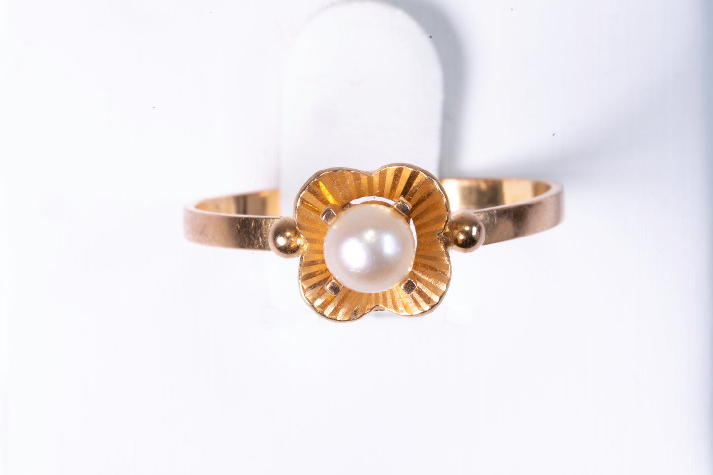 Bague Jonc Or Jaune 18K et Perle de Culture – Motif Floral