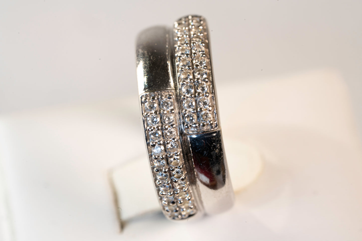 Bague Croisée Or Blanc Pavage Oxydes de Zirconium