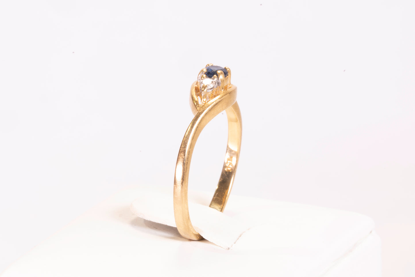 Bague Saphir Ovale et Diamants en Or Jaune 18K