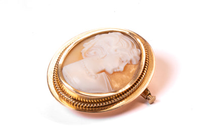 Broche Camée Corail Sculpté sur Monture Or Jaune 18k