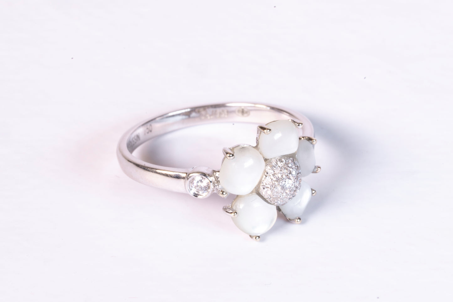 Bague Mauboussin Éternité Tendresse – Or Blanc, Nacre et Diamants