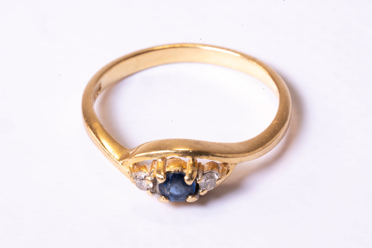 Bague Saphir Ovale et Diamants en Or Jaune 18K
