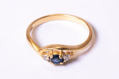 Bague Saphir Ovale et Diamants en Or Jaune 18K