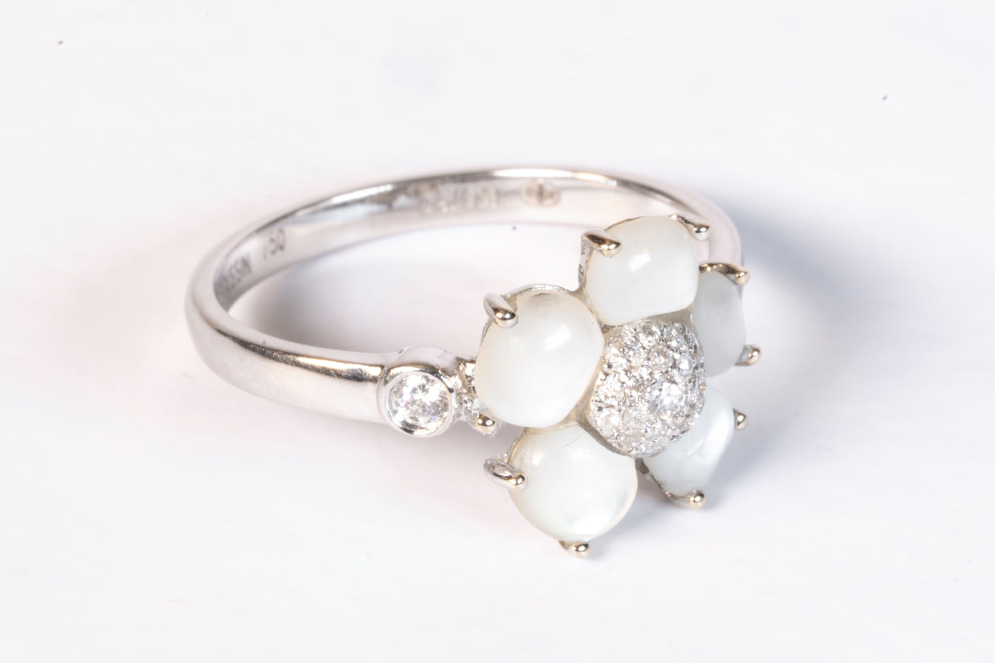 Bague Mauboussin Éternité Tendresse – Or Blanc, Nacre et Diamants