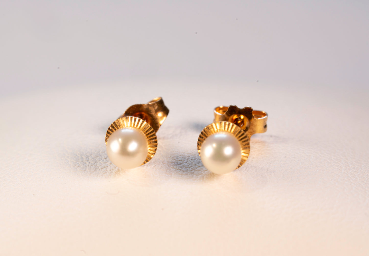 Boucles d'Oreilles Puces Or Jaune 18K et Perles de Culture Coupelle Cannelée