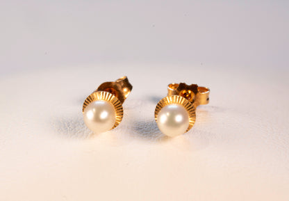 Boucles d'Oreilles Puces Or Jaune 18K et Perles de Culture Coupelle Cannelée