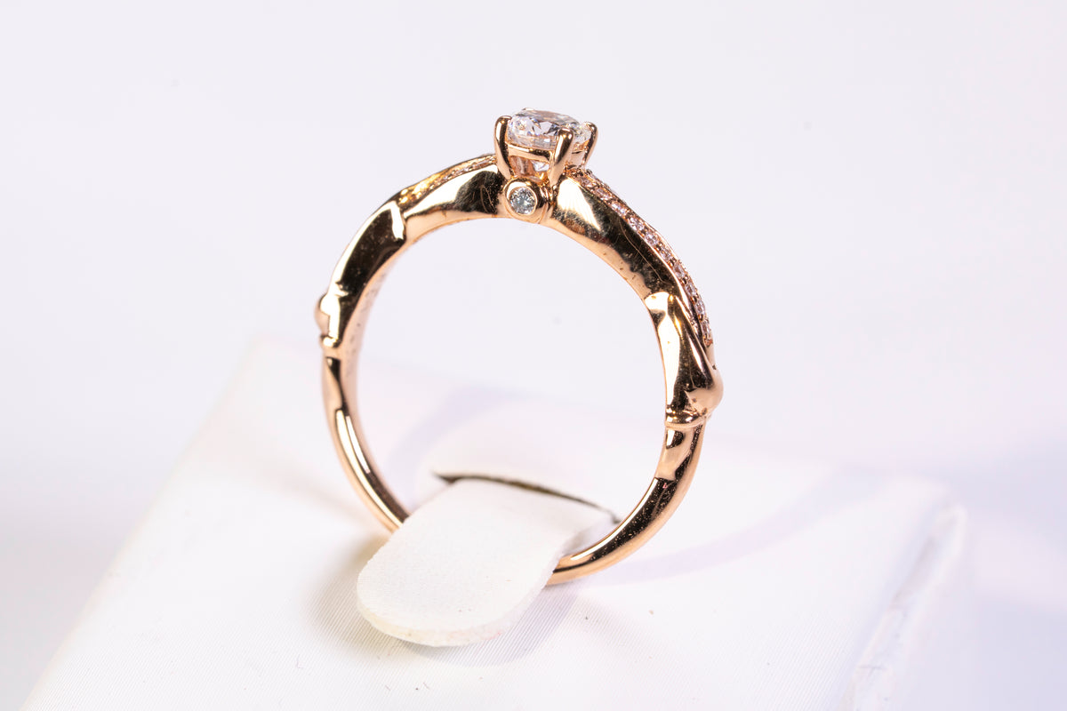 Solitaire Accompagné en Or Rose 18k et Diamants