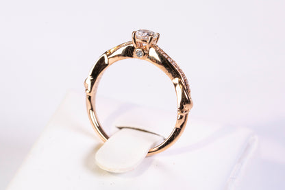 Solitaire Accompagné en Or Rose 18k et Diamants