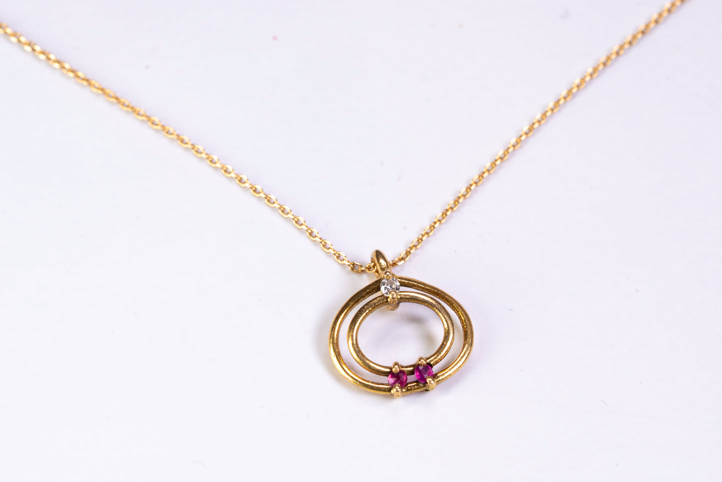 Collier Pendentif Cercles Entrelacés en Or 18k, Rubis et Diamant