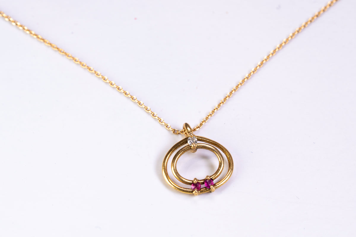 Collier Pendentif Cercles Entrelacés en Or 18k, Rubis et Diamant