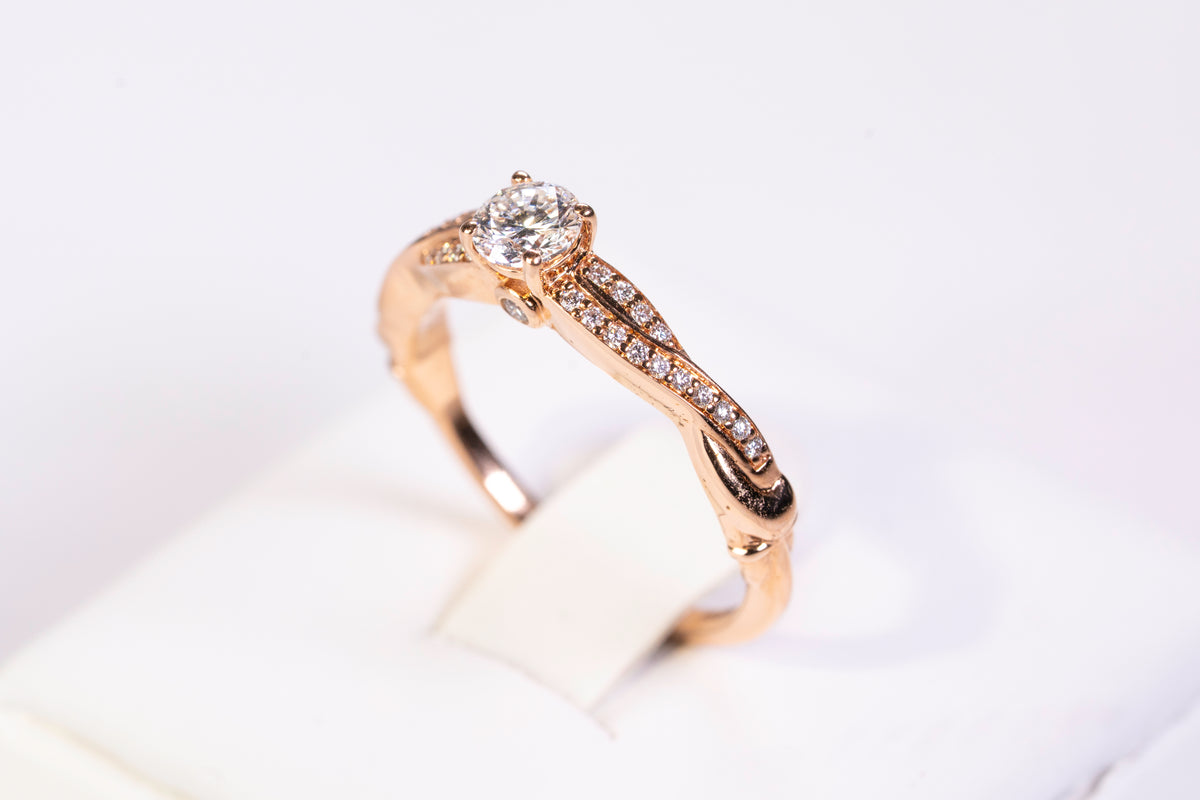 Solitaire Accompagné en Or Rose 18k et Diamants