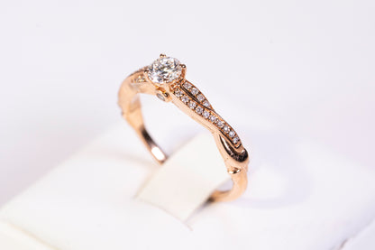 Solitaire Accompagné en Or Rose 18k et Diamants