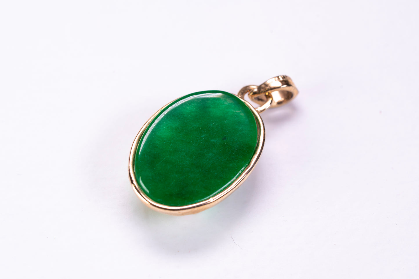 Pendentif Oval en plaqué or et Cabochon de Jade Vert