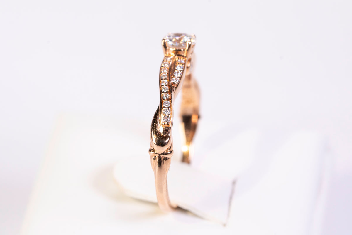 Solitaire Accompagné en Or Rose 18k et Diamants