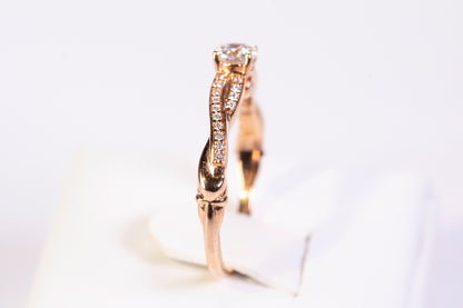 Solitaire Accompagné en Or Rose 18k et Diamants