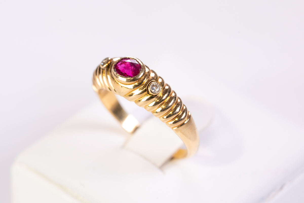 Bague Godronnée en Or Jaune 18k, Rubis Oval et Diamants