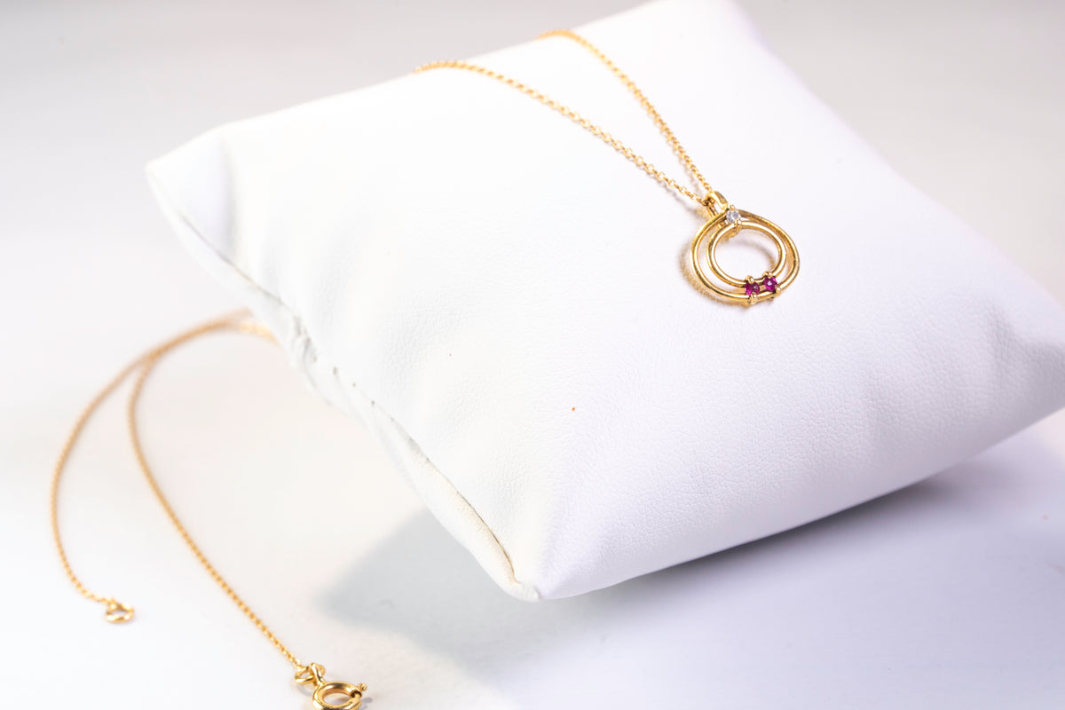 Collier Pendentif Cercles Entrelacés en Or 18k, Rubis et Diamant