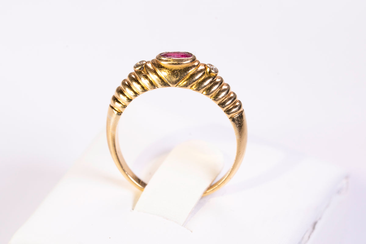 Bague Godronnée en Or Jaune 18k, Rubis Oval et Diamants