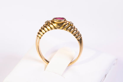 Bague Godronnée en Or Jaune 18k, Rubis Oval et Diamants