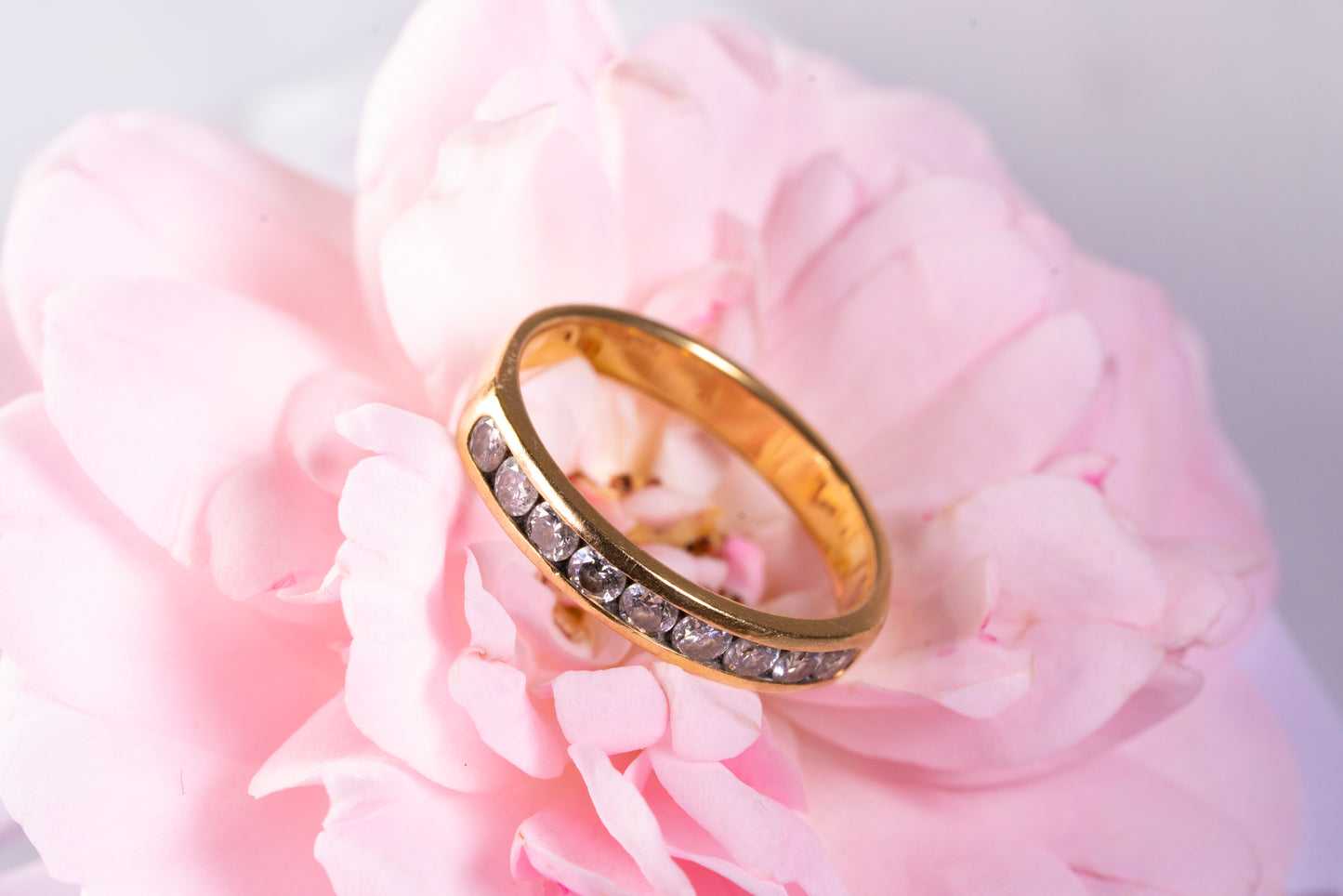 Alliance Demi-Tour Fine en Or 18k et Diamants Pavés