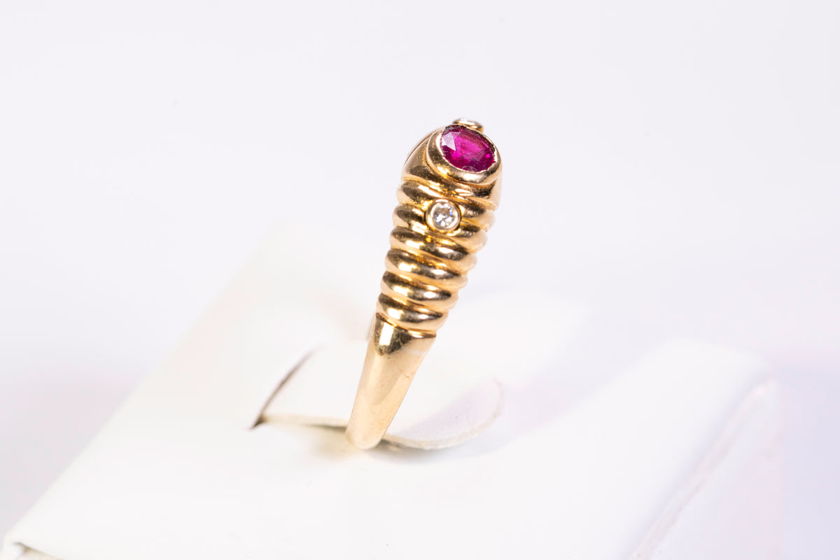 Bague Godronnée en Or Jaune 18k, Rubis Oval et Diamants