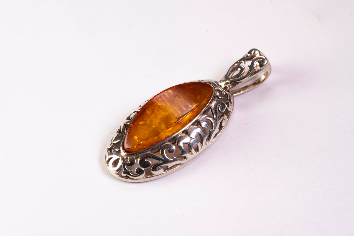 Pendentif Ovale Argent Ciselé et Ambre Solaire