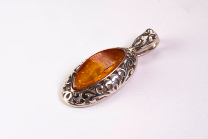 Pendentif Ovale Argent Ciselé et Ambre Solaire