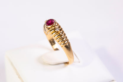 Bague Godronnée en Or Jaune 18k, Rubis Oval et Diamants