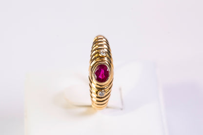 Bague Godronnée en Or Jaune 18k, Rubis Oval et Diamants