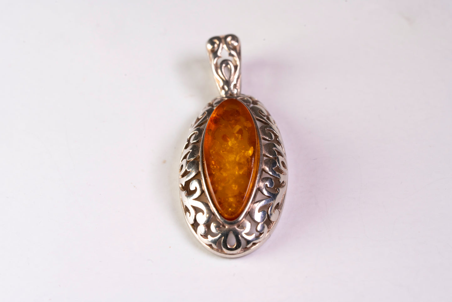 Pendentif Ovale Argent Ciselé et Ambre Solaire