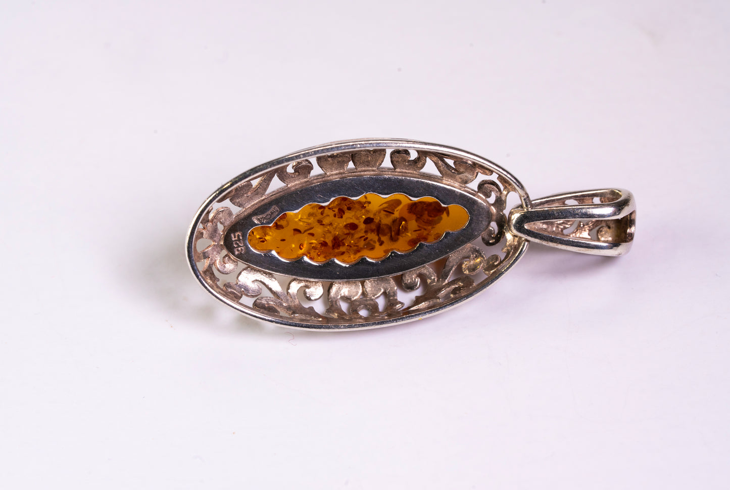 Pendentif Ovale Argent Ciselé et Ambre Solaire
