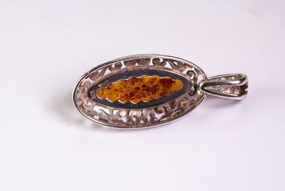 Pendentif Ovale Argent Ciselé et Ambre Solaire