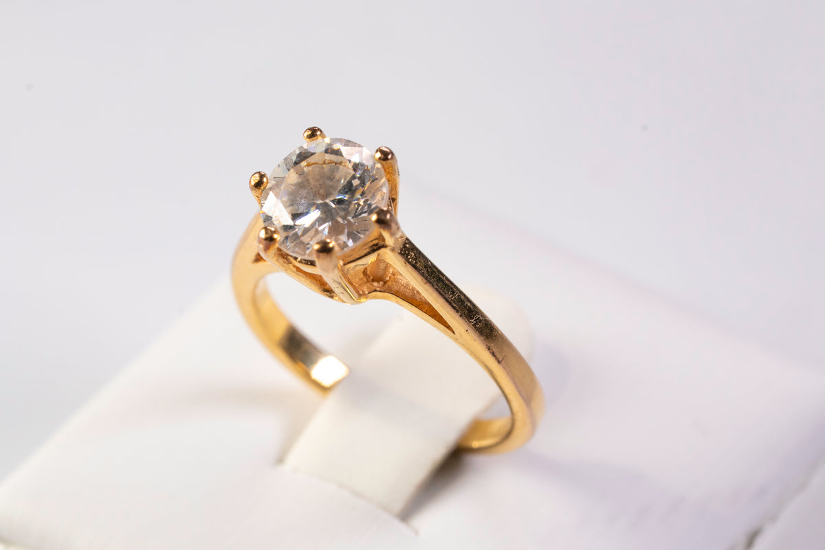 Bague Solitaire en Plaqué Or Jaune et Oxyde de Zirconium sur Chaton Élevé