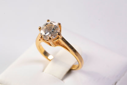 Bague Solitaire en Plaqué Or Jaune et Oxyde de Zirconium sur Chaton Élevé