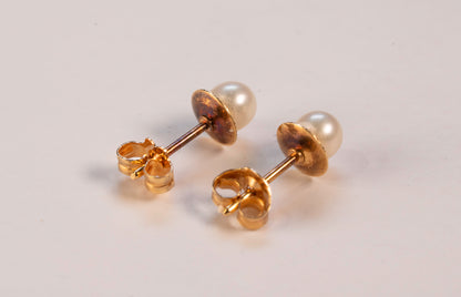 Boucles d'Oreilles Puces Or Jaune 18K et Perles de Culture Coupelle Cannelée