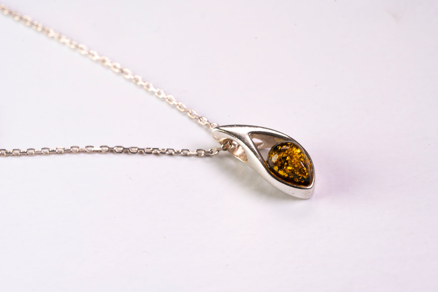 Collier Pendentif Ambre Naturelle et Argent Ciselé