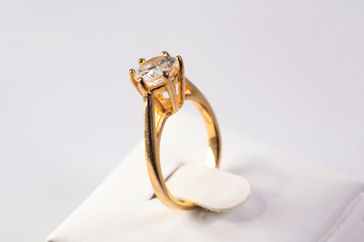 Bague Solitaire en Plaqué Or Jaune et Oxyde de Zirconium sur Chaton Élevé