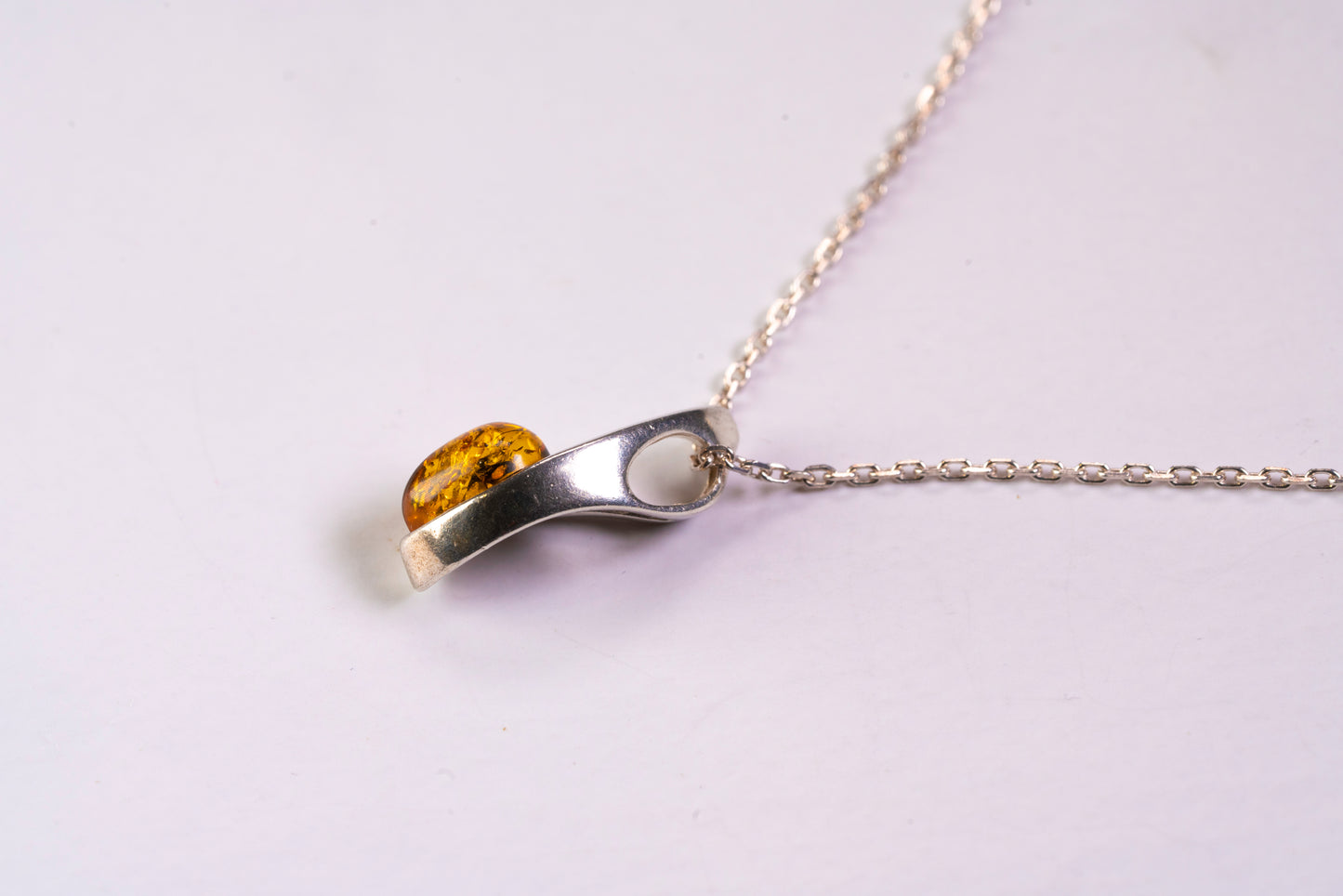 Collier Pendentif Ambre Naturelle et Argent Ciselé