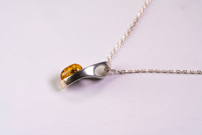 Collier Pendentif Ambre Naturelle et Argent Ciselé