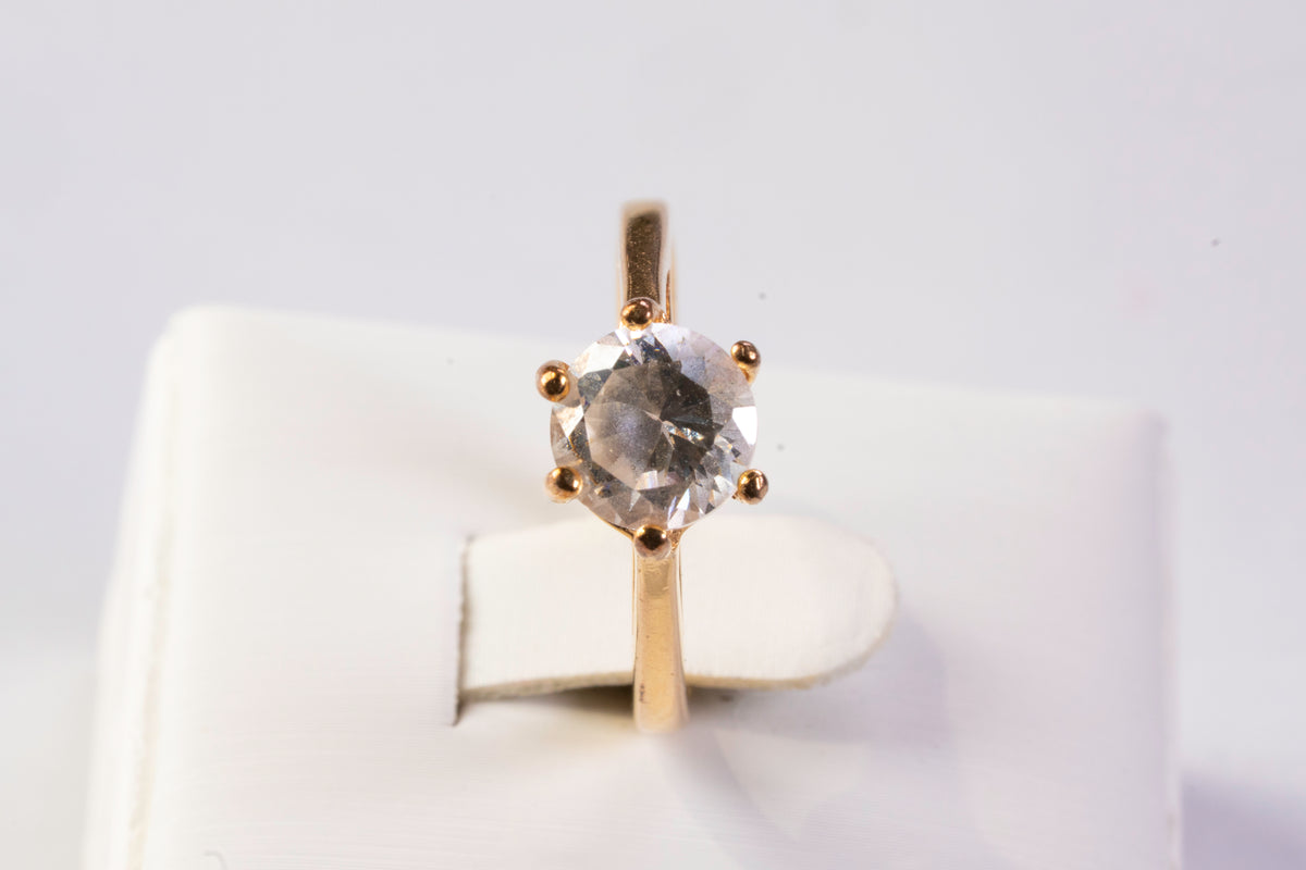 Bague Solitaire en Plaqué Or Jaune et Oxyde de Zirconium sur Chaton Élevé